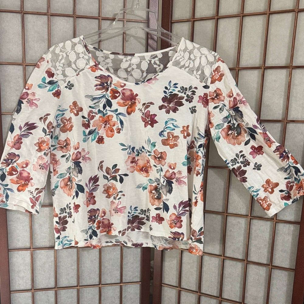Garnet Hill Floral Lace Blouse in Cream and Orange Cropped PTP 22 inches.